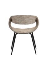 Een moderne stoel met een geweven zitting en rugleuning, met een uniek open design. De stoel heeft vier strakke zwarte metalen poten, wat zorgt voor een minimalistische en eigentijdse look. Het geweven materiaal is een neutrale beige kleur.