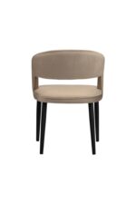 Een beige stoel met een gebogen rugleuning en een gewatteerde zitting, gezien vanaf de achterkant. Hij heeft vier zwarte poten en een modern, minimalistisch design. De stoel staat tegen een effen witte achtergrond.