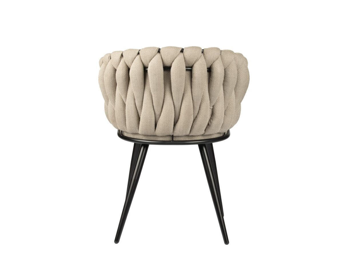 Een moderne stoel met een geweven beige stoffen rugleuning en zitting. Het heeft een zwart metalen frame en drie slanke poten. Het ontwerp is zowel stijlvol als functioneel, en combineert hedendaagse esthetiek met comfort.