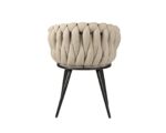 Een moderne stoel met een geweven beige stoffen rugleuning en zitting. Het heeft een zwart metalen frame en drie slanke poten. Het ontwerp is zowel stijlvol als functioneel, en combineert hedendaagse esthetiek met comfort.