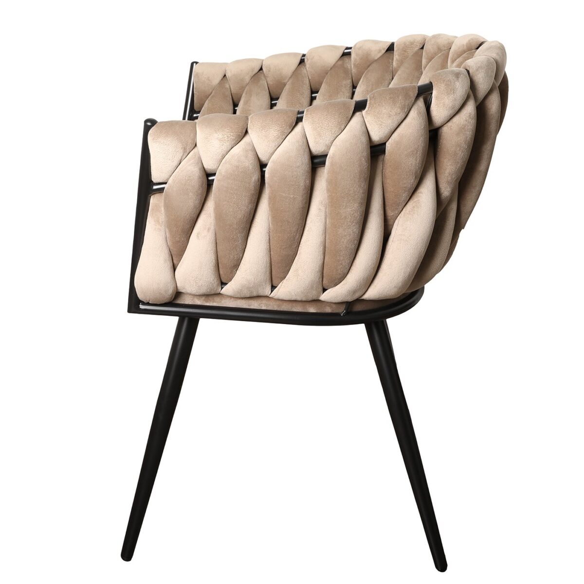 Een moderne stoel met een uniek geweven design met beige fluwelen bekleding. De stoel heeft een ronde rug en slanke zwarte metalen poten, wat hem een elegante en eigentijdse uitstraling geeft.
