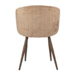 Een beige, getextureerde stoffen stoel met een ronde rugleuning en vier schuine houten poten. De stoel is van achteren afgebeeld, wat de cilindrische vorm en het moderne design benadrukt.