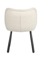 Een beige, met stof beklede stoel met een ronde rugleuning, van achteren bekeken. Hij heeft vier slanke, zwarte metalen poten, waarvan er twee zichtbaar zijn op de afbeelding. De textuur van de stoel lijkt zacht en licht getextureerd.
