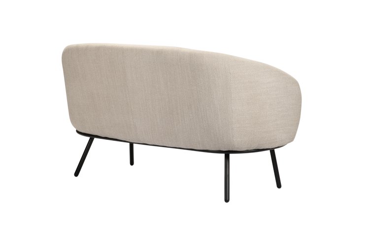 Een beige, moderne loveseat met een gladde, afgeronde rugleuning en minimalistisch design. Het heeft vier slanke zwarte metalen poten, wat het een eigentijdse look geeft. De loveseat is vanuit een hoek afgebeeld, wat de strakke contouren benadrukt.