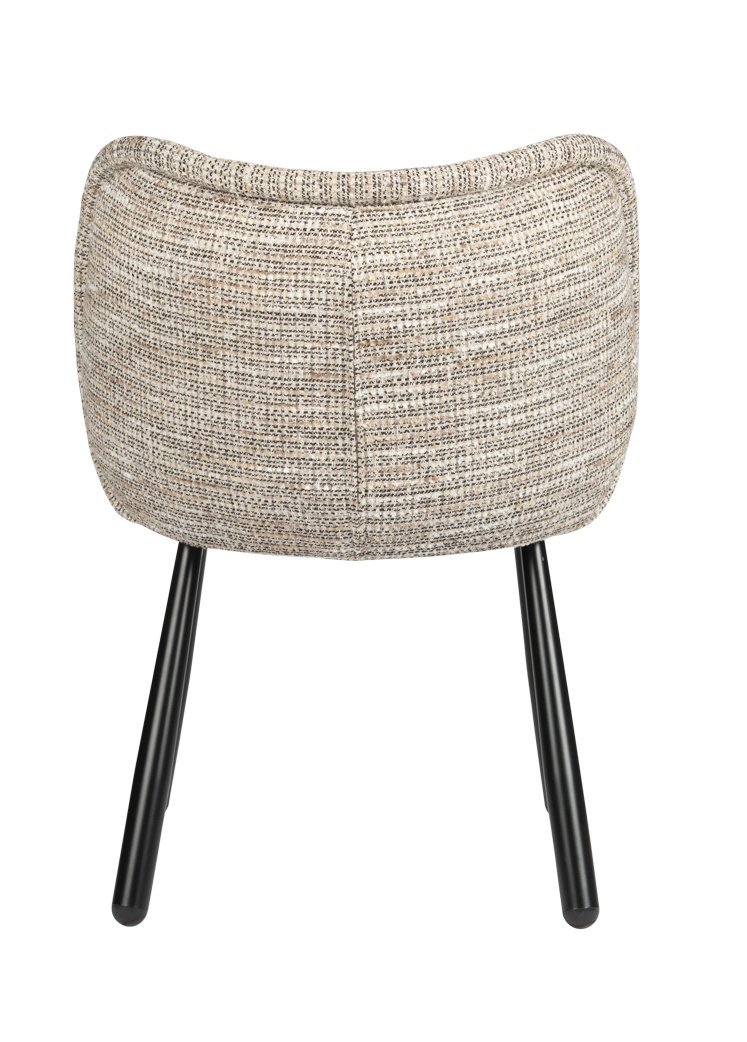 Een achteraanzicht van een kruk met een gebogen, gewatteerde zitting, bekleed met getextureerde beige stof. De kruk staat op vier zwarte metalen poten.