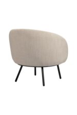 Een moderne, beige gestoffeerde stoel met een ronde rugleuning en zwarte metalen poten, van opzij gezien tegen een witte achtergrond.