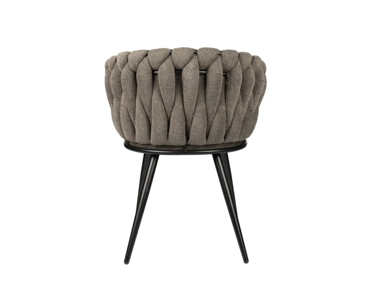 Een stijlvolle stoel met een getextureerde geweven rugleuning in een grijsachtige stof, met drie strakke zwarte poten. Het ontwerp combineert moderne esthetiek met een op comfort gerichte structuur.