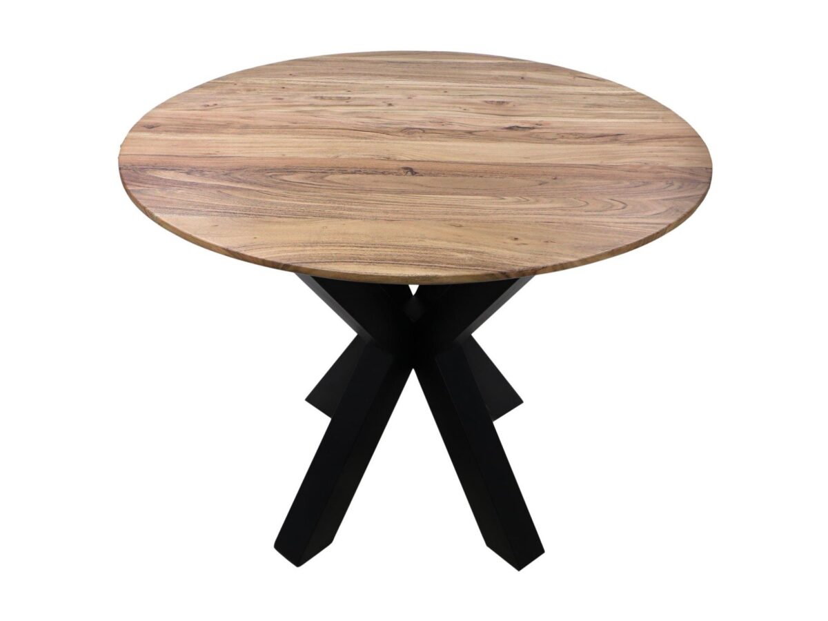 Ronde houten tafel met een natuurlijke afwerking, met een getextureerd nerfpatroon op het oppervlak. Het wordt ondersteund door een gekruiste zwarte metalen basis met vier poten.