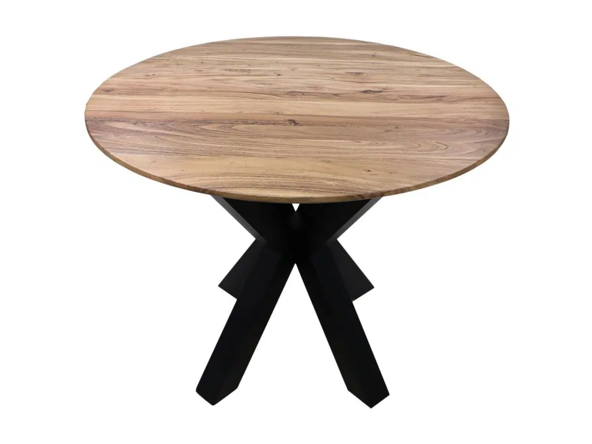 Ronde houten tafel met een natuurlijke afwerking, met een getextureerd nerfpatroon op het oppervlak. Het wordt ondersteund door een gekruiste zwarte metalen basis met vier poten.