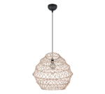 Een hangende hanglamp heeft een geweven rotan buitenkap die een glazen bolkap omsluit. Het armatuur hangt aan een zwarte stang. Het ontwerp combineert rustieke en moderne elementen en biedt een decoratieve verlichtingsoplossing.