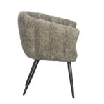 Een zijaanzicht van een moderne fauteuil met getextureerde grijze stof en dunne, zwarte metalen poten. De stoel heeft een ronde rug en een gewatteerde zitting, wat een eigentijds design uitstraalt.