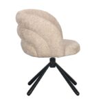 Een moderne, beige, gestoffeerde draaistoel met een gewatteerde rugleuning en zitting. Het heeft een uniek ontwerp op de rugleuning en een zwarte, vierpotige, hoekige basis. De stoel is van de zijkant bekeken.