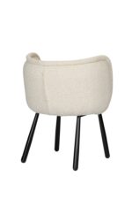 Een beige, gebogen stoel met een zachte, gestructureerde stof en vier zwarte, cilindrische poten staat op een witte achtergrond. Het ontwerp van de stoel is modern en minimalistisch, en combineert comfort met stijl.