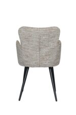 Een getextureerde, lichtbruine gestoffeerde stoel met een gebogen rugleuning is van achteren te zien. Hij heeft slanke, strakke zwarte poten en een modern design, geïsoleerd op een witte achtergrond.