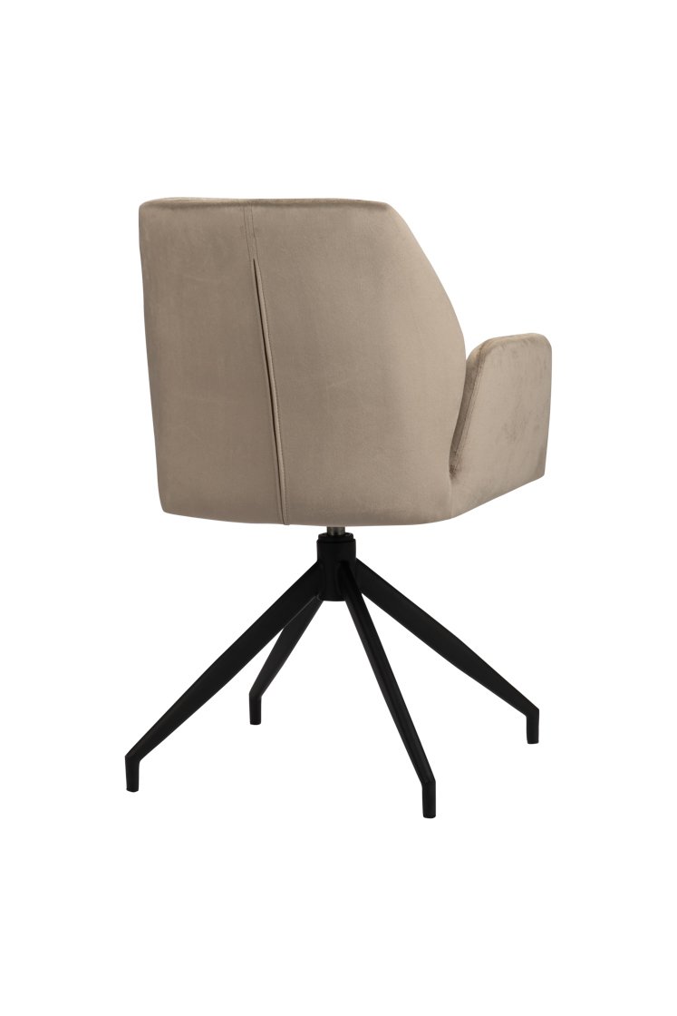 Een moderne beige draaistoel met een hoge rugleuning en schuine armleuningen. Het heeft een zwarte metalen basis met vier poten die vanuit het midden naar buiten steken, waardoor een stabiele ondersteuningsstructuur ontstaat. De stoel is bekleed met een gladde, licht gestructureerde stof.