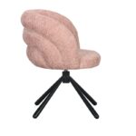 Zijaanzicht van een moderne stoel met een zachte, getextureerde roze stof en een unieke, gelaagde rugleuning. De stoel heeft een zwarte, vierpotige draaibare basis, wat een eigentijdse look creëert.