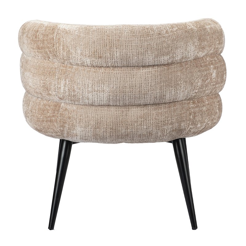 Een pluche, beige loungestoel van achteren gezien, met drie ronde, kussenachtige lagen. Het heeft strakke zwarte poten, wat zorgt voor een moderne en stijlvolle look.
