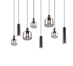 Een cluster van moderne hanglampen met zichtbare gloeilampen, met cilindrische en glazen kappen. De lampen hangen aan dunne zwarte kabels, wat een stijlvolle en eigentijdse opstelling creëert tegen een effen achtergrond.