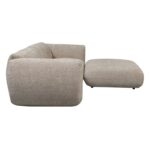 Zijaanzicht van een moderne beige bank met bijpassende ottomane. Beide stukken hebben een pluchen, afgerond ontwerp en zijn bekleed met een structuurstof, wat een minimalistische en gezellige look biedt.