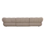 Achteraanzicht van een moderne beige bank met een gecapitonneerde, gewatteerde rugleuning en afgeronde randen, die een minimalistisch en eigentijds ontwerp laten zien. De bekleding lijkt getextureerd en de bank heeft drie hoofdgedeelten.