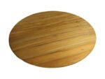 Een rond houten tafelblad met een lichte eikenhouten afwerking, met een natuurlijk nerfpatroon. Het oppervlak is glad en heeft een warme amberkleur, afgebeeld tegen een witte achtergrond.