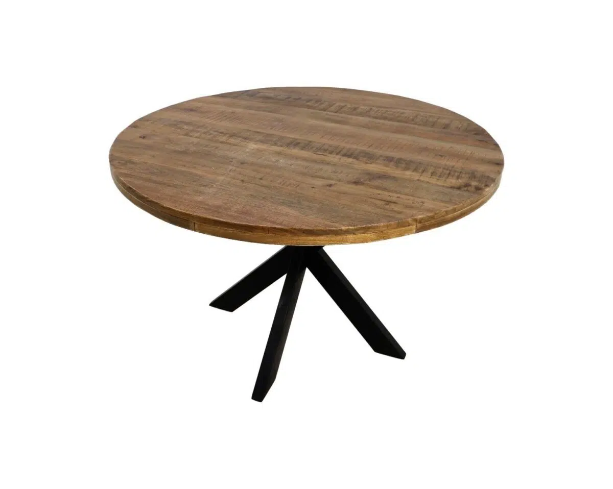 Ronde houten tafel met een lichtbruin oppervlak en zwarte metalen poten. Het tafelblad toont zichtbare houtnerf en textuur. De poten bestaan uit drie hoekige steunen die aan de bovenkant samenkomen. De tafel staat tegen een effen witte achtergrond.