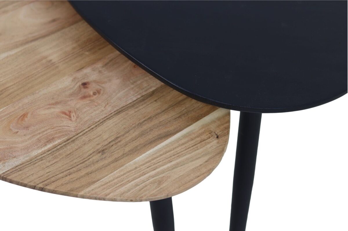 Close-up van twee overlappende tafels. De onderste tafel heeft een licht houtnerf oppervlak, terwijl de bovenste tafel zwart is. Beide tafels hebben zwarte poten.