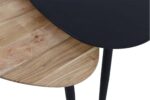 Close-up van twee overlappende tafels. De onderste tafel heeft een licht houtnerf oppervlak, terwijl de bovenste tafel zwart is. Beide tafels hebben zwarte poten.