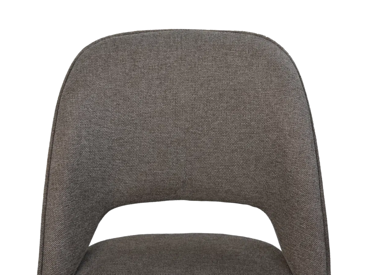 Close-up van de rugleuning en een deel van de zitting van een grijze gestoffeerde stoel met een minimalistisch, gebogen ontwerp.
