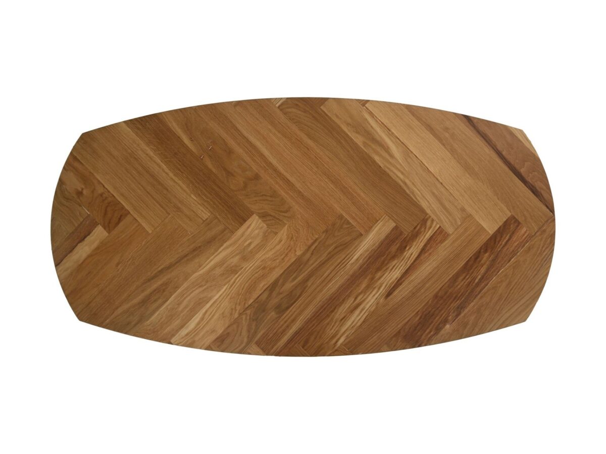 Ovale houten tafel met een visgraatmotief op het oppervlak. Het hout toont verschillende tinten bruin, gerangschikt in een kenmerkend zigzagontwerp. De tafel staat op een effen witte achtergrond.