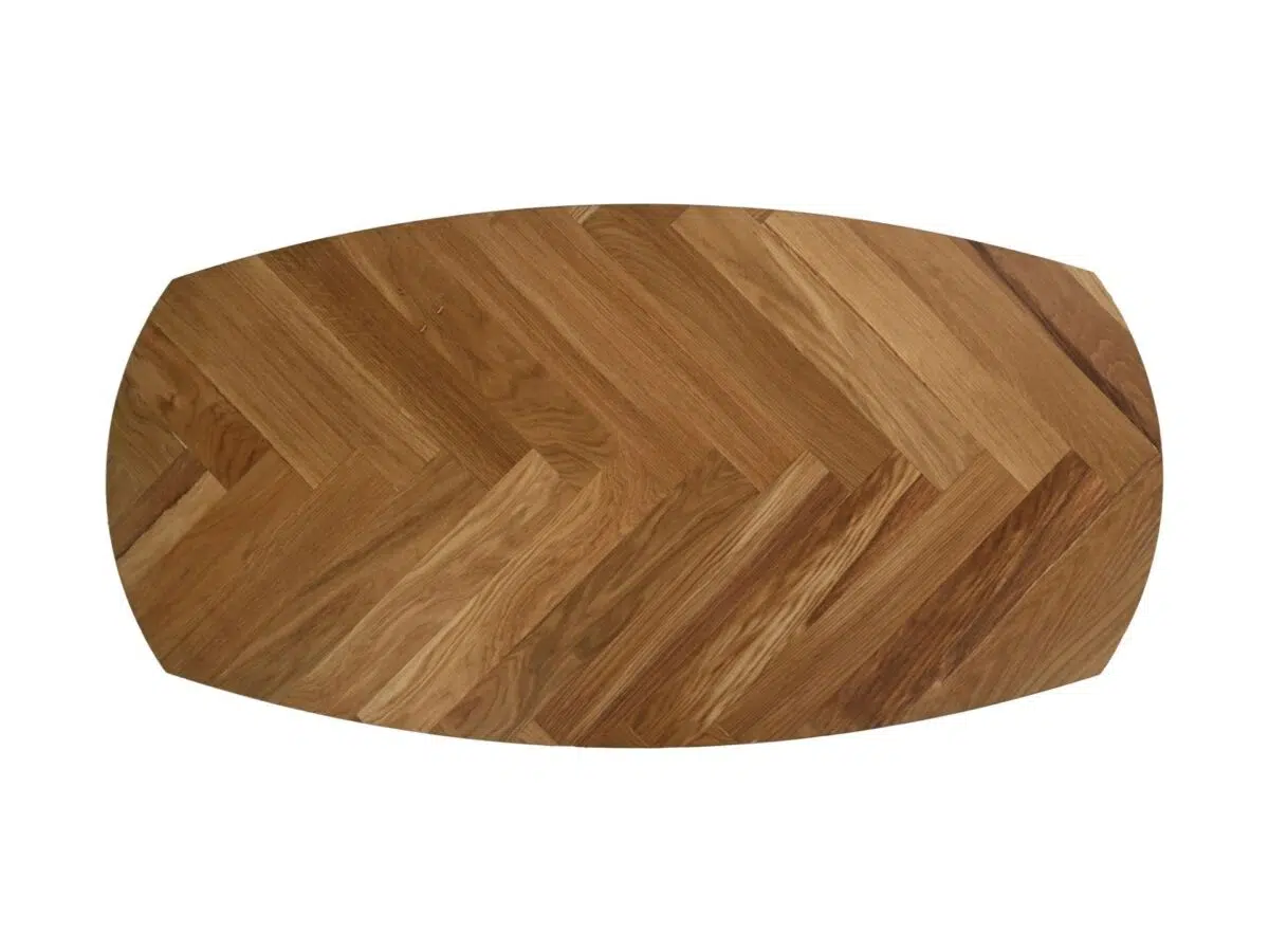 Ovale houten tafel met een visgraatmotief op het oppervlak. Het hout toont verschillende tinten bruin, gerangschikt in een kenmerkend zigzagontwerp. De tafel staat op een effen witte achtergrond.
