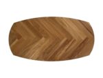 Ovale houten tafel met een visgraatmotief op het oppervlak. Het hout toont verschillende tinten bruin, gerangschikt in een kenmerkend zigzagontwerp. De tafel staat op een effen witte achtergrond.