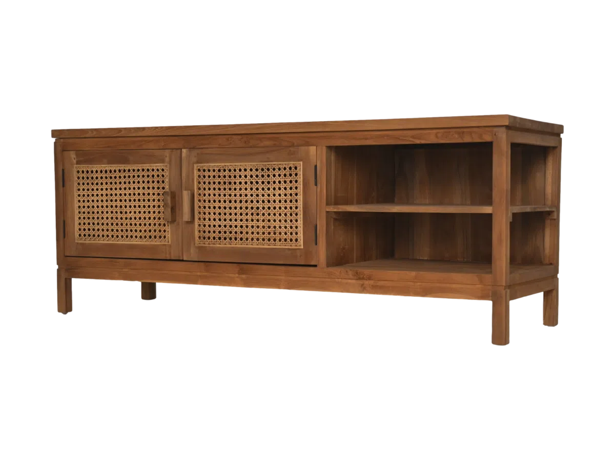 Een houten dressoir met twee rieten paneeldeuren aan de linkerkant en twee open planken aan de rechterkant, met een natuurlijke houtafwerking. Het dressoir staat op vier korte poten.