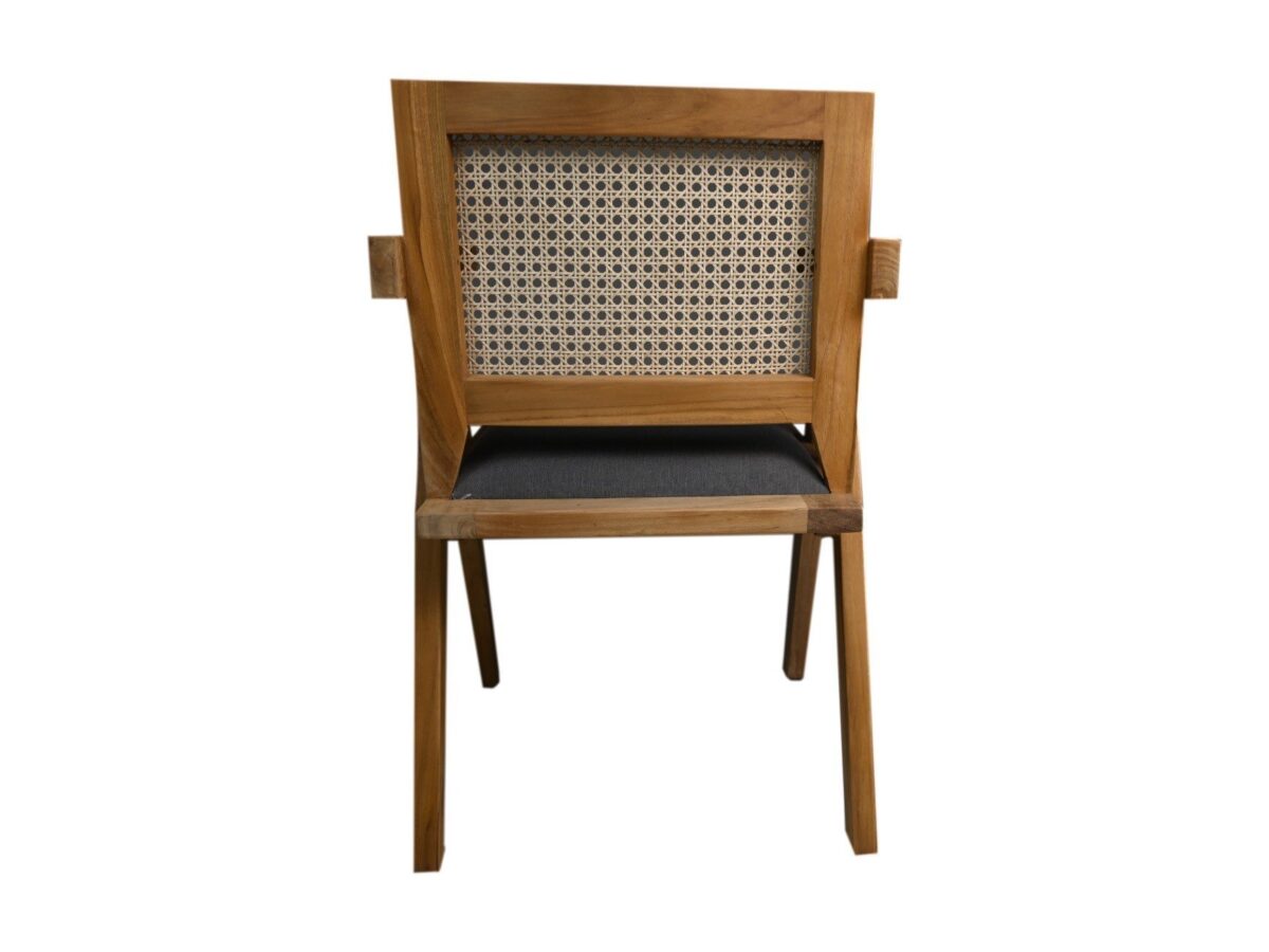 Een houten stoel met een gevlochten rotan rugleuning en een houtskoolkleurige zitting, van achteren bekeken. De stoel heeft een minimalistisch design met rechte poten en een natuurlijke houtfinish.