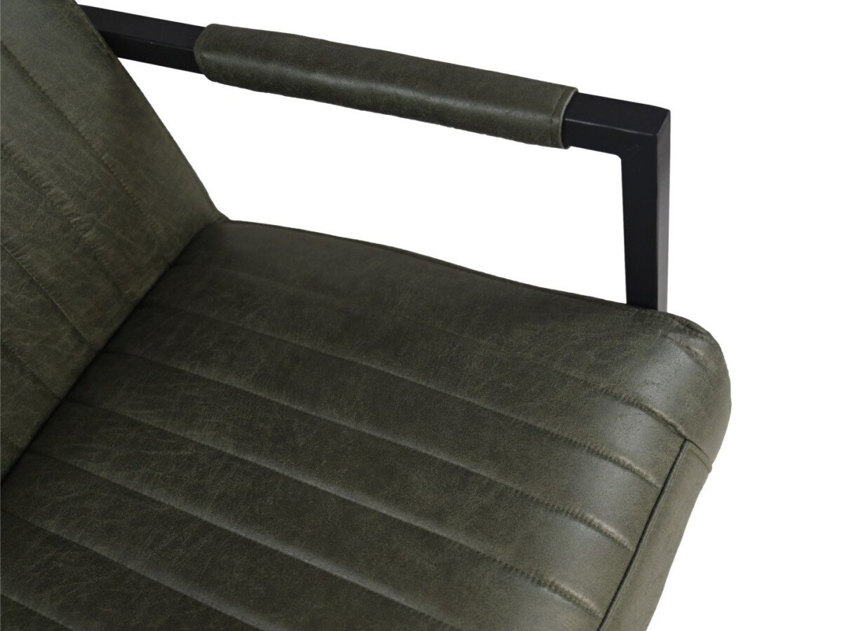 Close-up van een moderne stoel met donkergroene, getextureerde bekleding en een zwarte metalen armleuning. De bekleding is voorzien van horizontale stiksels, wat het een verfijnde en stijlvolle uitstraling geeft. Het ontwerp van de stoel is minimalistisch en eigentijds.