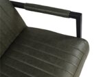 Close-up van een moderne stoel met donkergroene, getextureerde bekleding en een zwarte metalen armleuning. De bekleding is voorzien van horizontale stiksels, wat het een verfijnde en stijlvolle uitstraling geeft. Het ontwerp van de stoel is minimalistisch en eigentijds.