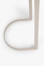 Abstract kunstwerk met een grote, beige L-vormige structuur op een lichtgrijze achtergrond, die lijkt op een gedeeltelijke hartvorm.