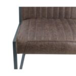 Close-up van een bruine leren stoelzitting met zichtbare stiksels, ondersteund door een metalen frame. Het leer is getextureerd met een versleten uiterlijk en het metaal heeft een donkere, matte afwerking. Het ontwerp van de stoel oogt modern en minimalistisch.
