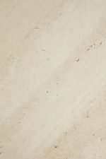 Beige marmerstructuur met subtiele aderen en spikkels, waardoor een gladde en natuurlijke steenlook ontstaat.