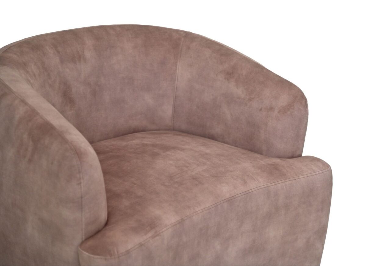 Een zachte, lichtbruine suède fauteuil met een gebogen rugleuning en zitting, afgebeeld tegen een effen witte achtergrond.