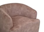 Een zachte, lichtbruine suède fauteuil met een gebogen rugleuning en zitting, afgebeeld tegen een effen witte achtergrond.