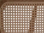 Close-up van een rieten rietpatroon met een geometrisch ontwerp, met verweven hexagonale vormen. Het riet wordt omlijst door een lichte houten rand, die een gedetailleerde en symmetrische textuur laat zien.