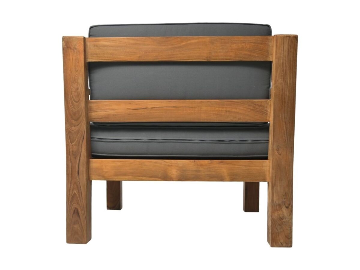 Een houten fauteuil met een vierkant frame, met twee horizontale rugspijlen en een donkergrijze, gewatteerde zitting en rugleuning. De stoel is van achteren bekeken, waarbij de natuurlijke houtnerf en het stevige ontwerp worden benadrukt.
