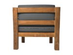 Een houten fauteuil met een vierkant frame, met twee horizontale rugspijlen en een donkergrijze, gewatteerde zitting en rugleuning. De stoel is van achteren bekeken, waarbij de natuurlijke houtnerf en het stevige ontwerp worden benadrukt.