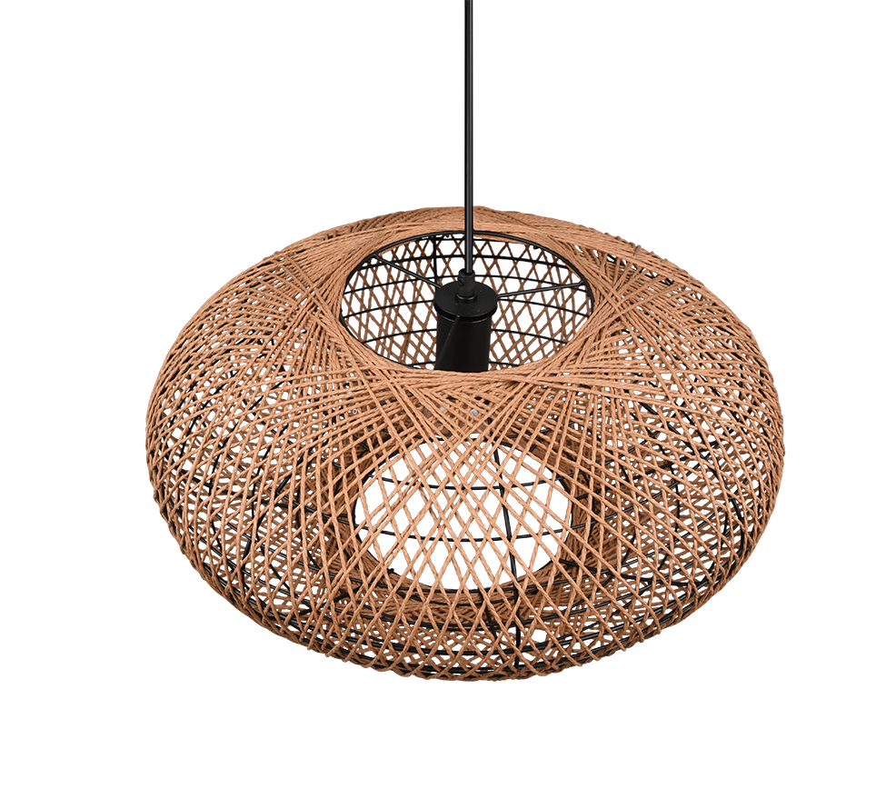 Een hanglamp met een ronde, geweven rotan kap, die ingewikkelde kruislingse patronen laat zien. De lamp hangt aan een zwart snoer en de lamp is zichtbaar door het open geweven ontwerp.