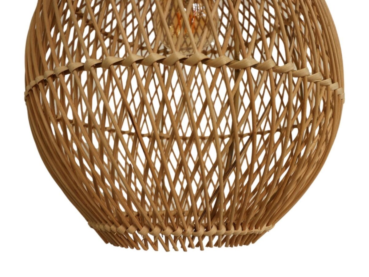 Close-up van een hangende lamp met een bruin, geweven rotanontwerp. De gloeilamp binnenin is gedeeltelijk zichtbaar en werpt een warme gloed door het kruislings patroon van het rotan.