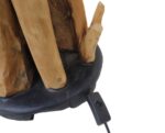 Close-up van een houten lampenvoet met verticaal gerangschikte natuurlijke houtstukken, geplaatst op een zwarte ronde standaard. Een zwarte aan/uit-schakelaar en snoer zijn zichtbaar die uit de voet steken.
