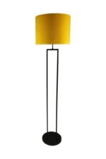 Een moderne staande lamp met een slanke, zwarte metalen standaard en een ronde voet, bekroond met een grote, cilindervormige gele lampenkap.