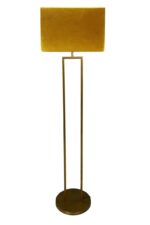 Een moderne staande lamp met een rechthoekige gouden lampenkap en een minimalistisch design met een rechte, slanke gouden standaard bevestigd aan een ronde voet.