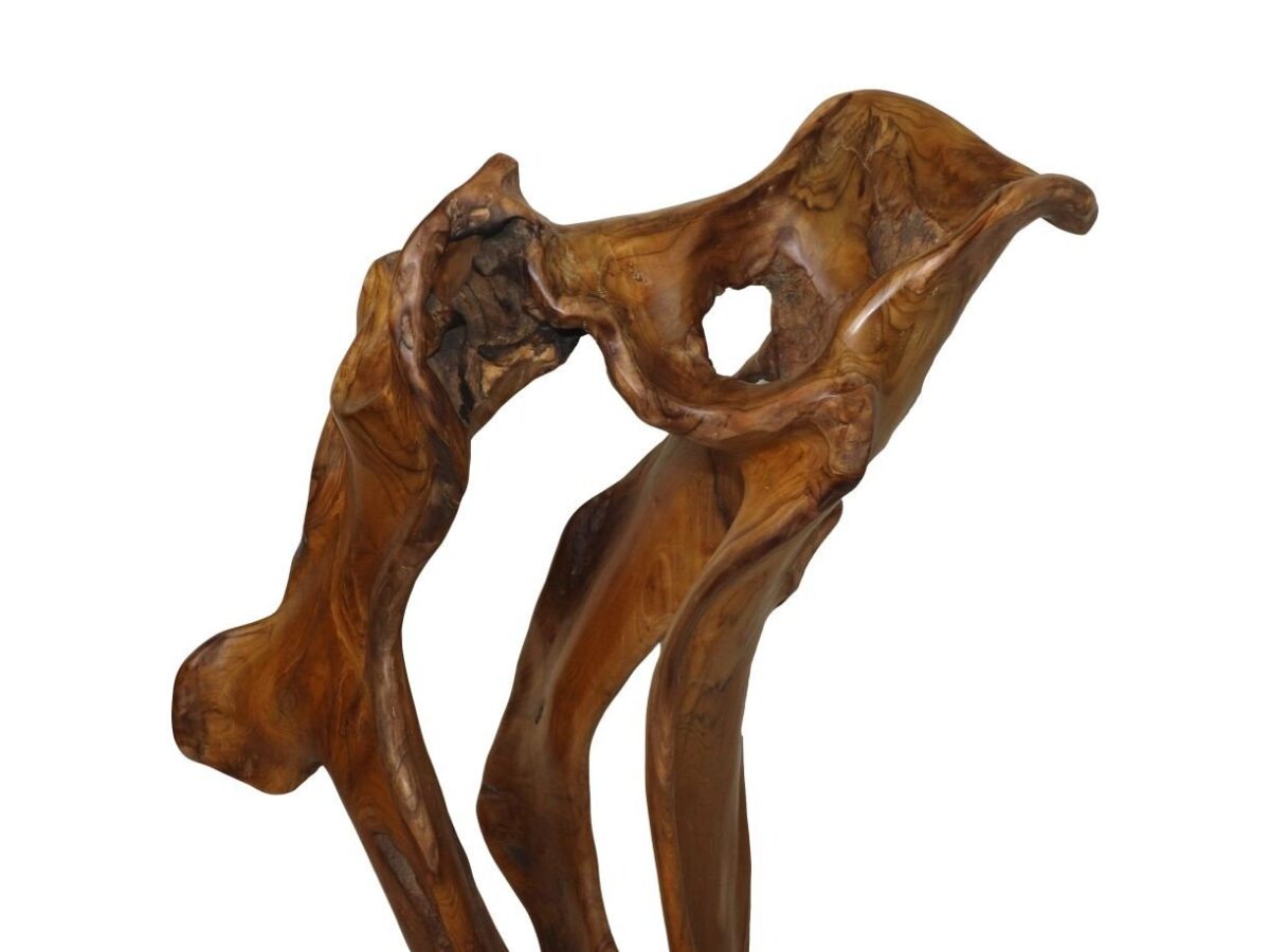 Abstract houten beeldhouwwerk met vloeiende, vloeiende lijnen die lijken op organische vormen. Het hout heeft een rijke, warme toon met zichtbare nerfpatronen. Het stuk heeft een open, luchtig ontwerp met een holle sectie aan de bovenkant. Tegen een effen witte achtergrond.